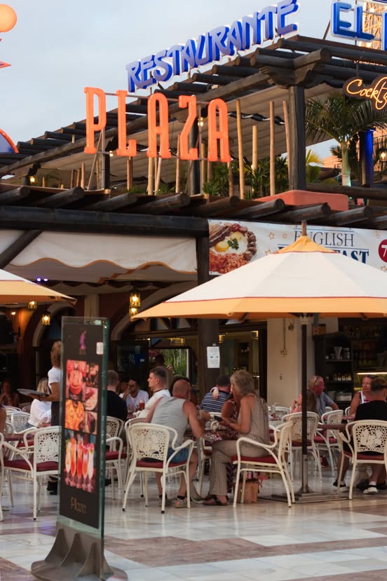 Cafeteria Plaza Image 20